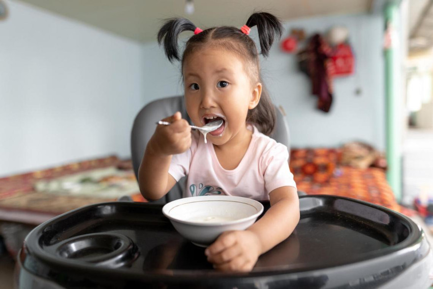 La alimentación nutritiva de Nurayim en Kyrgyzstan.
