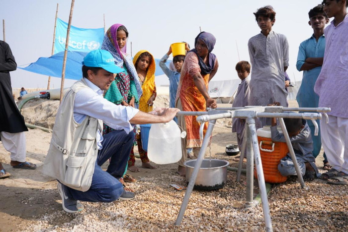 Inundaciones Pakistán: UNICEF distribuye agua potable.