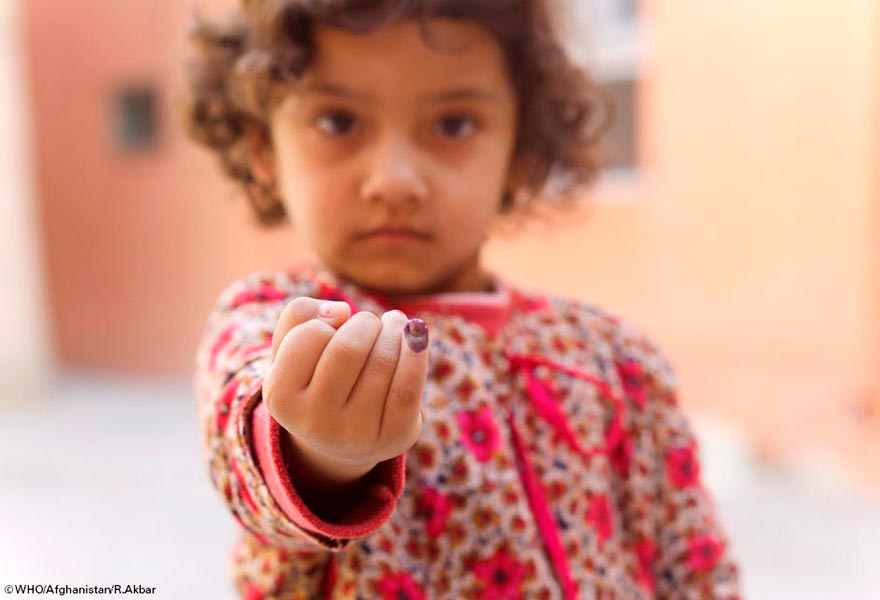 Una niña afgana muestra su dedo, manchado de tinta, marca que confirma que ha recibido la vacuna contra la polio durante una campaña de vacunación en Mazar, Afganistán.