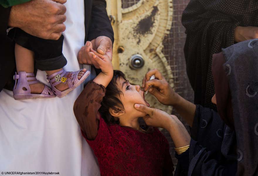 Haseeba, de 5 años, recibe la vacuna contra la polio en Afganistán