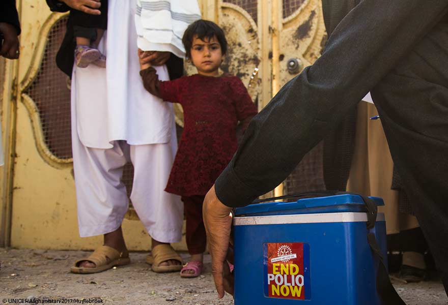 Haseeba, de 5 años, a punto de recibir su vacuna contra la polio en Afganistán