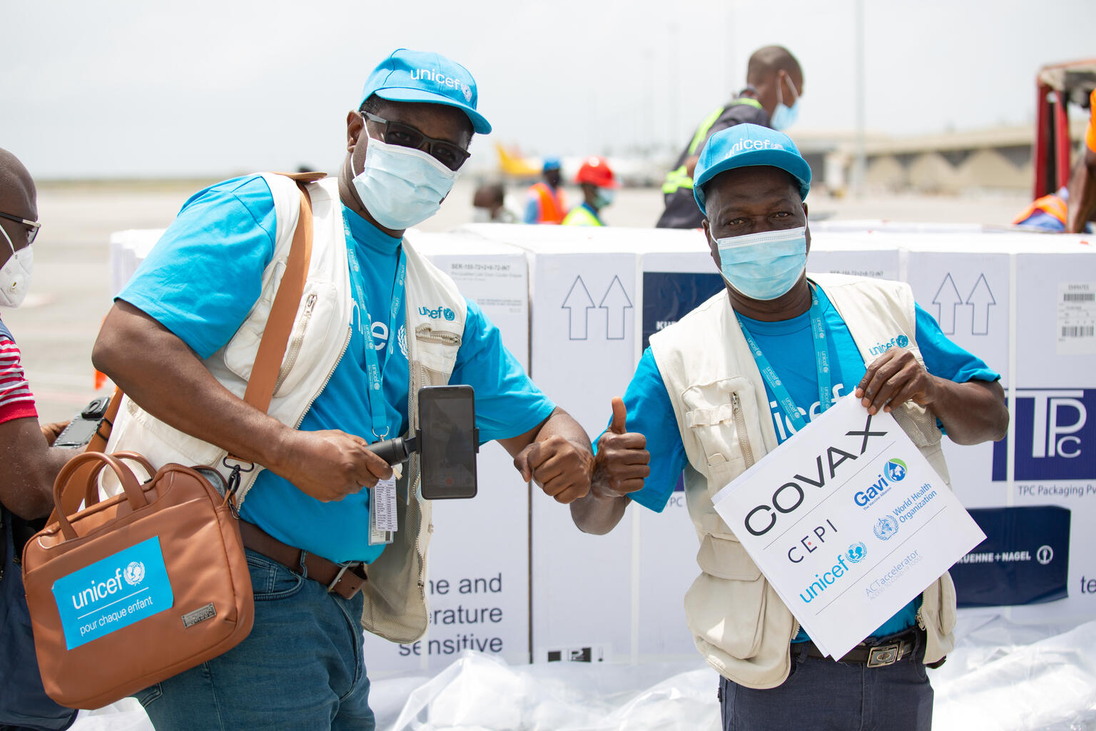 Trabajadores de UNICEF en Costa de Marfil reciben un cargamento de COVAX