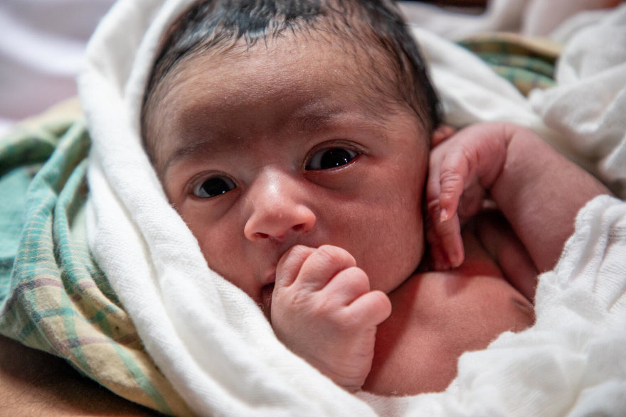 Un recién nacido en un centro de salud de UNICEF en Bangladesh