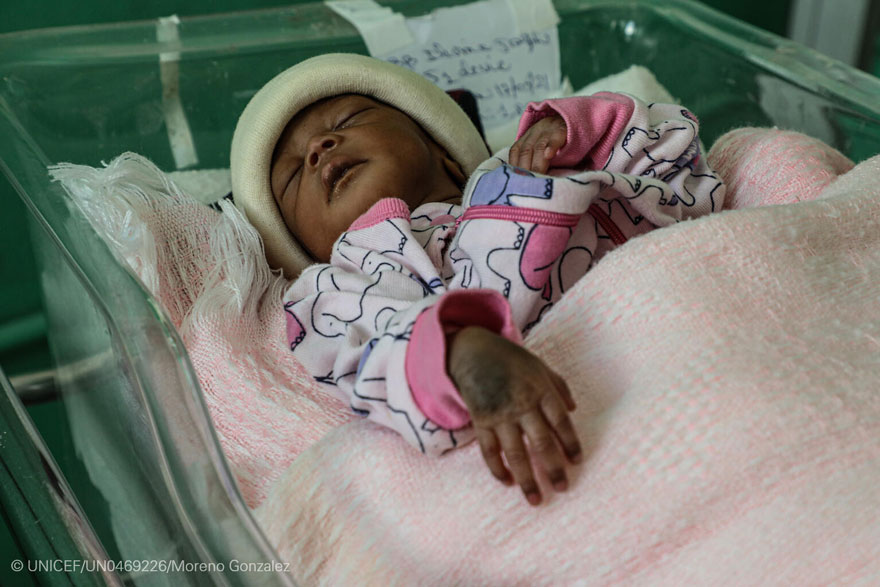 Recién nacido en un hospital de Puerto Príncipe