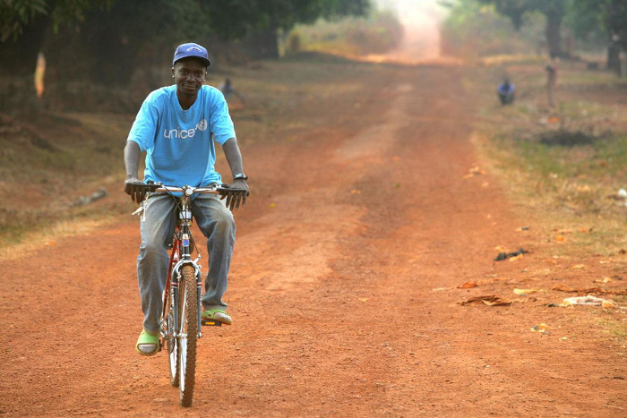 La bicicleta es el medio para distribuir información sobre desnutrición en República Centroafricana.