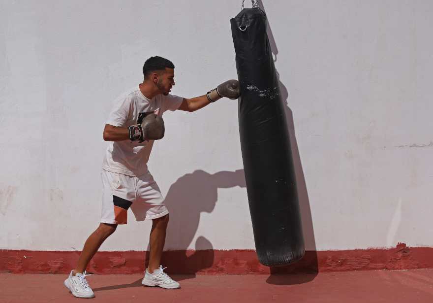 Rulo practica kick boxing.