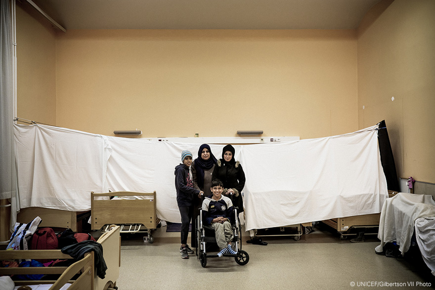 Sajad y su familia en el alojamiento temporal para refugiados