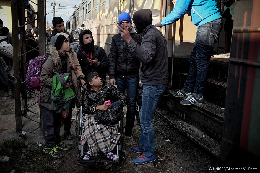 Sajad y un grupo de jóvenes hablan en uno de los trenes para refugiados de Serbia