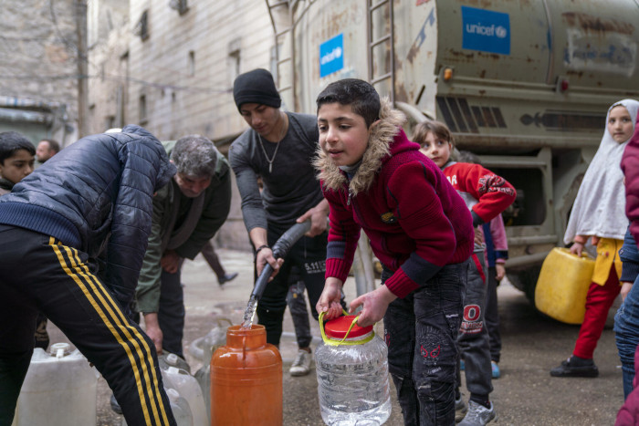 Distribución de agua a través de camiones para los afectados por los terremotos de Siria y Turquía.