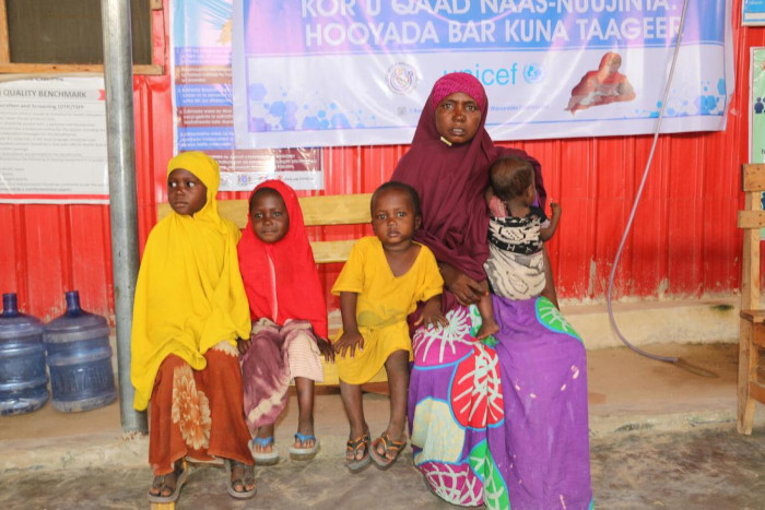 Khadijo y sus hijos visitan un centro de salud apoyado por UNICEF. 