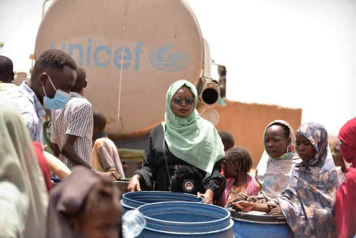 UNICEF reparte agua potable en Sudán.