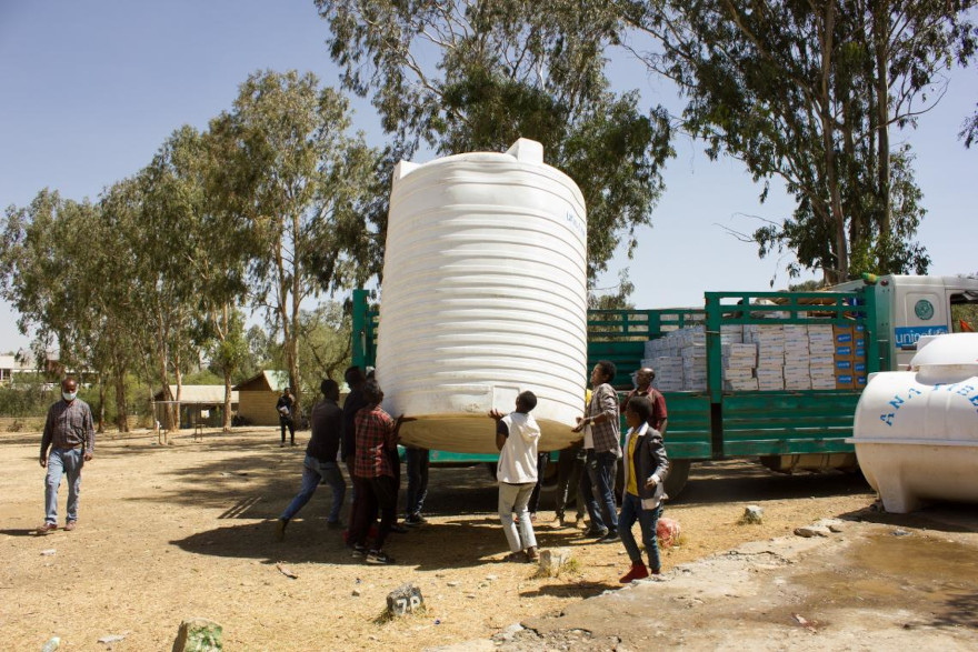 Descarga de un camión con suministros de agua en Tigray.