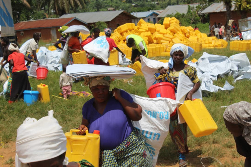 UNICEF distribuye suministros de emergencia.