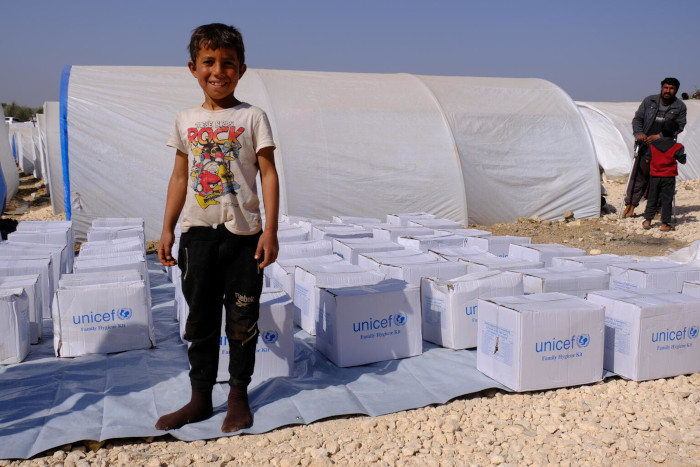 UNICEF distribuye suministros vitales en Siria después de los terremotos. 