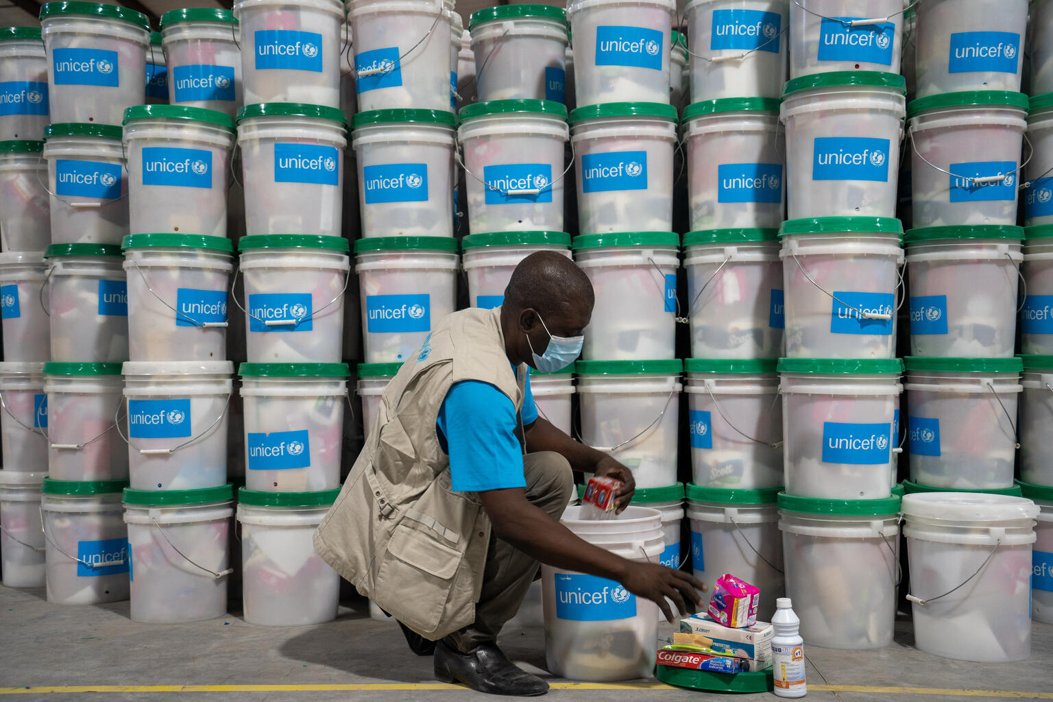 Un trabajador de UNICEF prepara suministros de emergencia en Haití