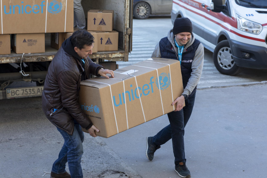 En Lviv, Ucrania, entregamos cajas con suministros médicos, educativos y recreativos. 