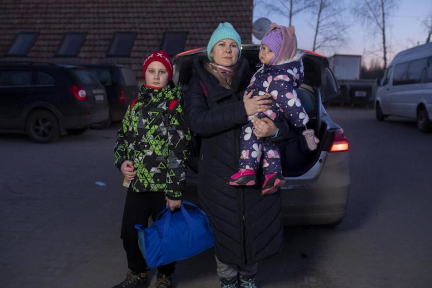 Yulia y sus hijos, de 9 y 1 años, abandonan su hogar para huir hacia Polonia. 