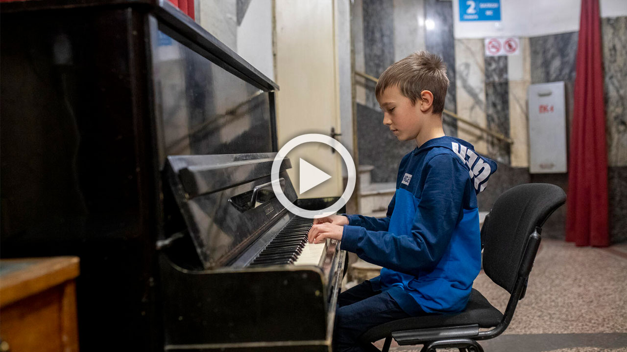 Un niño de Ucrania toca el piano para escapar del horror de la guerra.