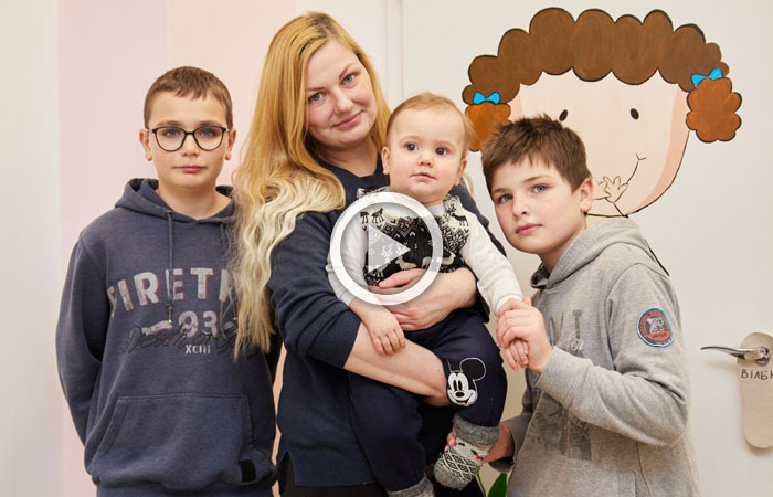 UNICEF distribuye ropa de abrigo a los niños de Ucrania. 