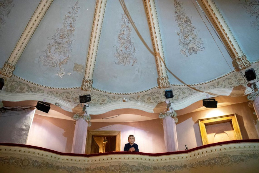 Maksym en el auditorio del teatro de Lviv, donde se refugia de la guerra.