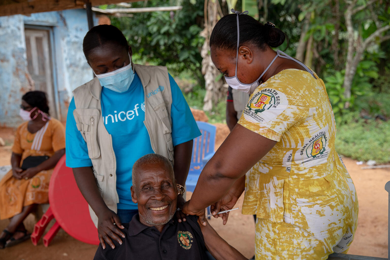 Un granjero es vacunado de la COVID-19 en Ghana
