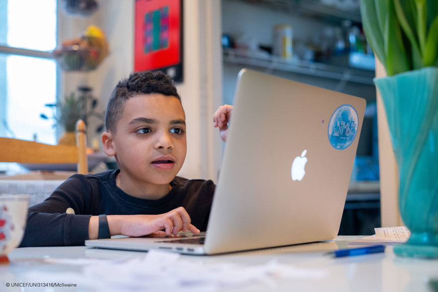 Un niño navegando en Internet