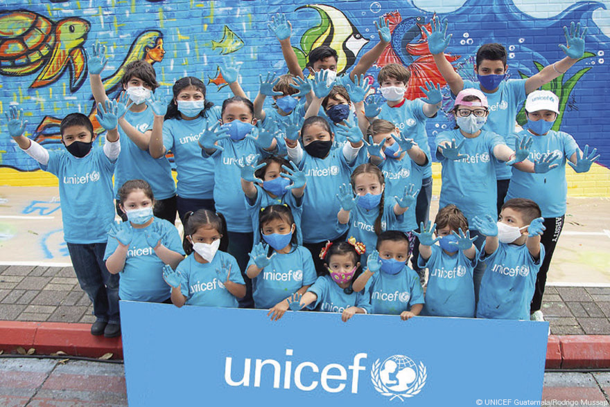 Un grupo de niños y niñas con camisetas azules