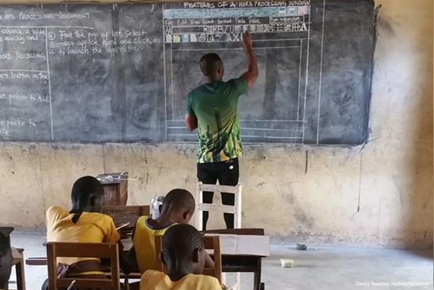 Un profesor dibuja en la pizarra el interfaz de MS Word en una escuela de Ghana