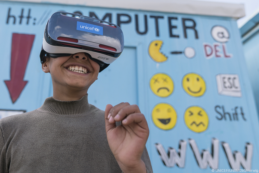 Un niño sonríe mientras utiliza unas gafas de realidad aumentada.