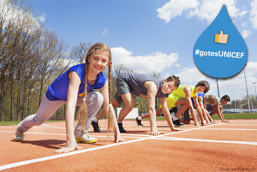 Unes nenes i nens esperen en posició de sortida a que comenci una carrera en una pista d'atletisme.