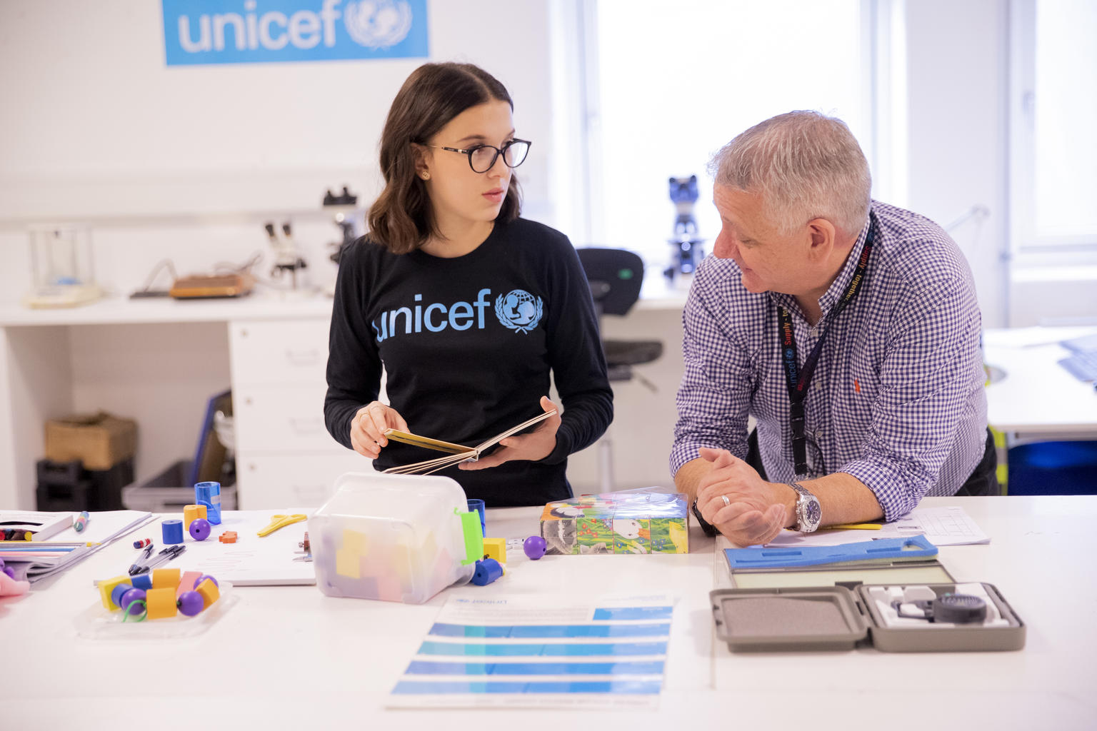 Millie Bobby Brown en la central de suministros de UNICEF - © UNICEF/UN0272377/Tachman