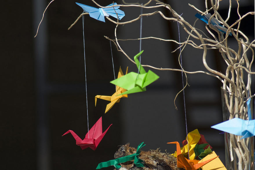 Imagen de grullas de papel de colores