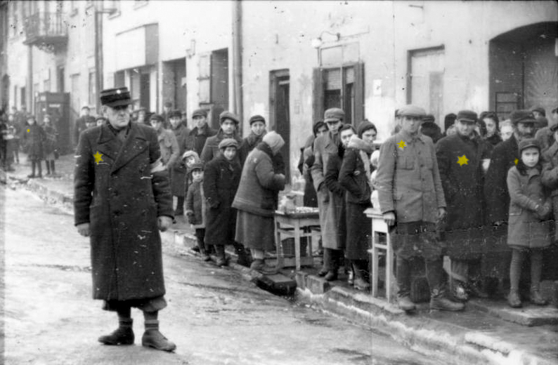 Foto tomada en un gueto de Polonia, donde los judíos eran obligados a llevar cosida en su ropa una estrella de David amarilla. Deutsches Bundesarchiv (Archivo Federal Alemán) Bild 101I-133-0703-32