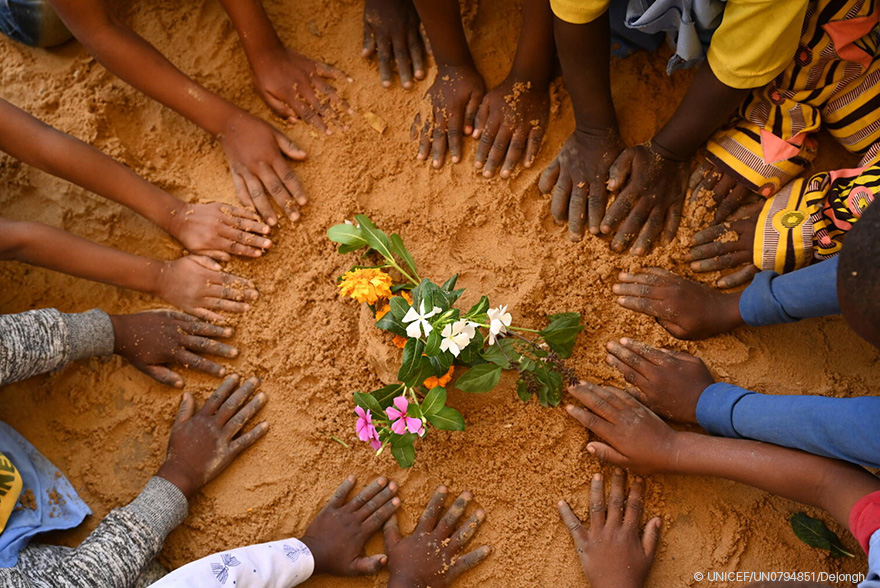 Un grupo de estudiantes planta flores en el patio de su escuela infantil en N'Djamena, la capital de Chad.
