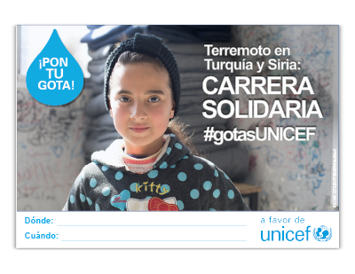 Una niña junto a una pila de mantas en una escuela que sirve como refugio de emergencia