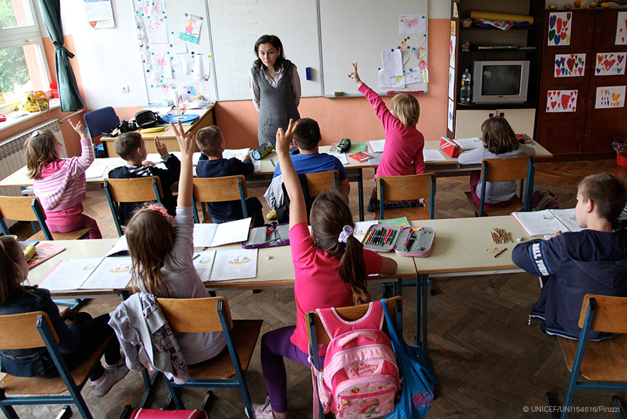 Consultas al alumnado -- © UNICEF/UNI154616/Pirozzi