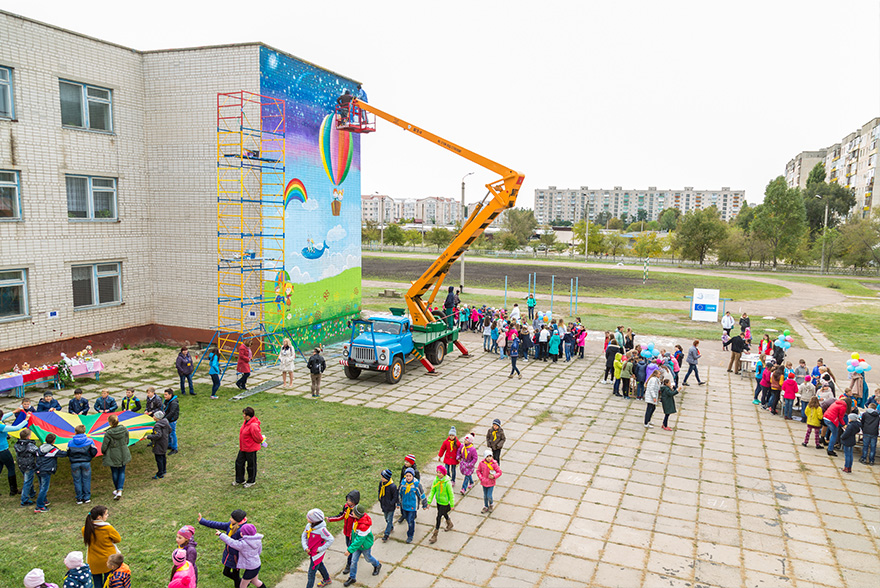 Proyecto de participación infantil: mural en el edificio de la escuela. © UNICEF/UN050350/