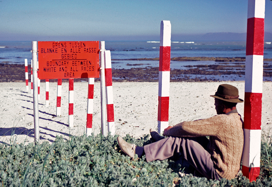 Esta foto fue tomada en 1982 en Sudáfrica. El cartel indica la separación entre la playa para blancos y la playa para gente de otras razas. --© Naciones Unidas, UN Photo #151906C Esta foto fue tomada en 1982 en Sudáfrica. El cartel indica la separación entre la playa para blancos y la playa para gente de otras razas. --© Naciones Unidas, UN Photo #151906C