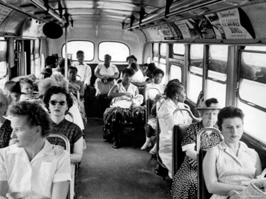© UP/Corbis/Bettman - La segregación racial en los autobuses relegaba a la gente que no era blanca a la última fila de asientos La segregación racial en los autobuses relegaba a la gente que no era blanca a la última fila de asientos --© UP/Corbis/Bettman