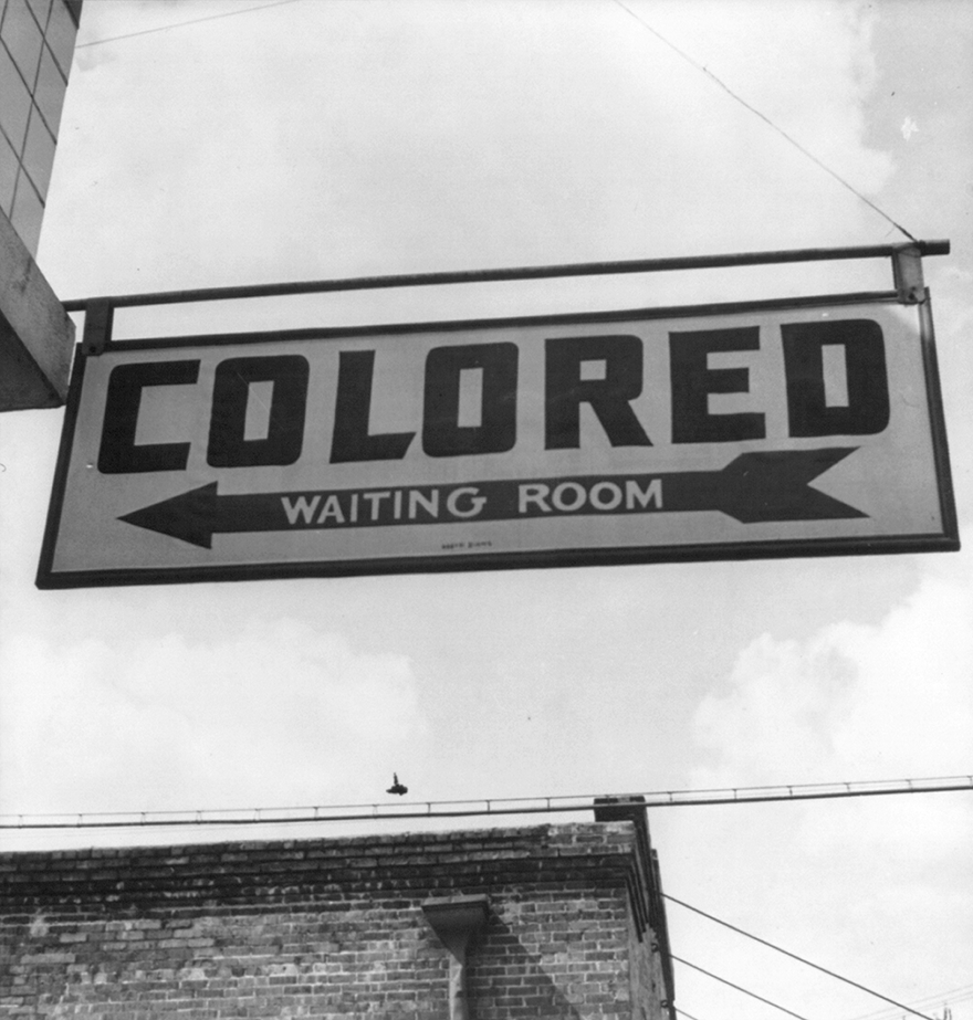 Este cartel indicaba en una población de Estados Unidos dónde estaba la sala de espera reservada a gente de raza negra. --© Esther Bubley, 1943 Este cartel indicaba en una población de Estados Unidos dónde estaba la sala de espera reservada a gente de raza negra. --© Esther Bubley, 1943