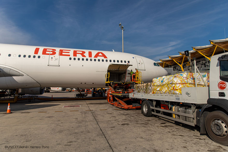 Carga de los suministros de UNICEF en un avión de Iberia