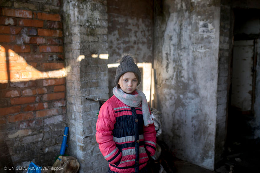 Masha, de 9 años, en su casa en el este de Ucrania