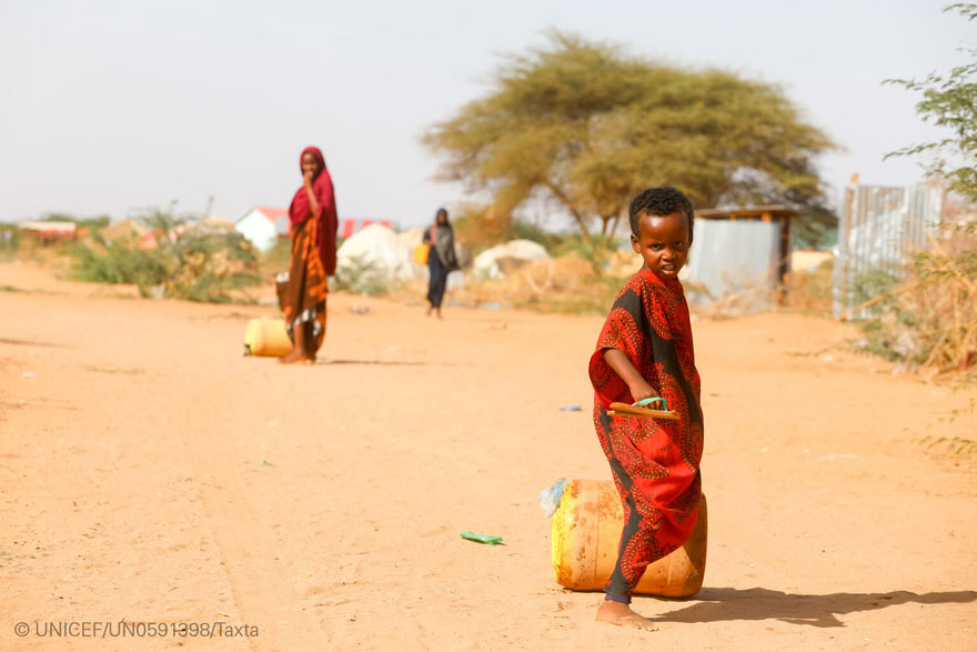 Personas desplazadas recogiendo agua en su campamento de Somalia