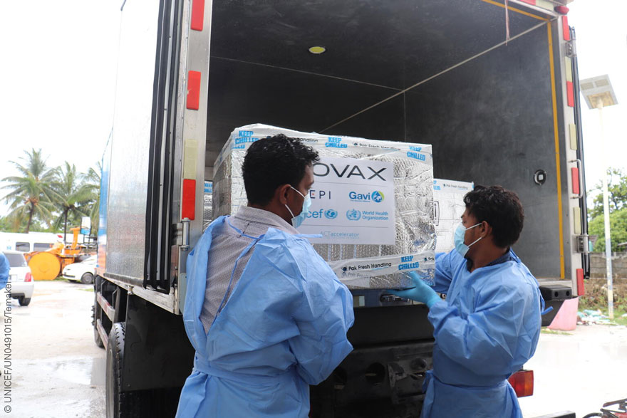 Descarga de las primeras vacunas COVAX llegadas a Kiribati