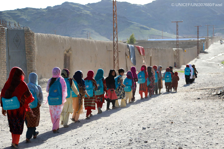 Grupo de niños de camino a la escuela en Kandahar, Afganistán