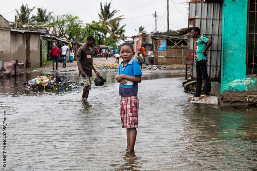 Un niño en medio de la inundación que ha sufrido su barrio de Beira, en Mozambique