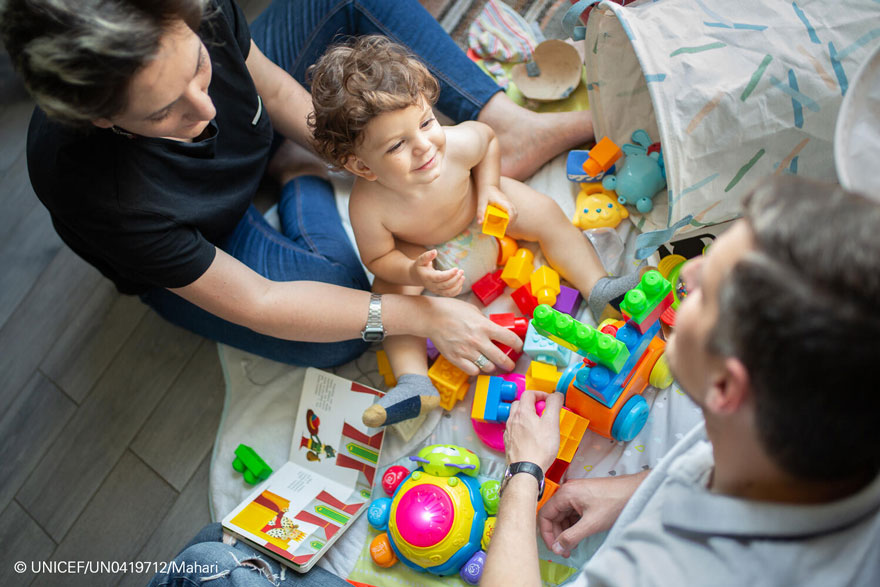 Una madre y un padre jugando con su hijo