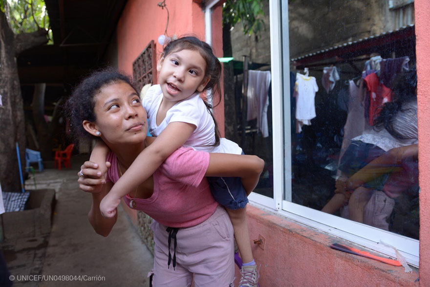 Dos niñas juegan después de una revisión médica rutinaria en Nicaragua.