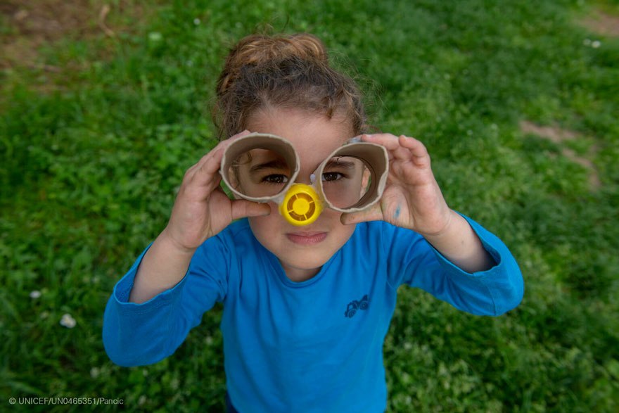 Una niña juega en un entorno sostenible