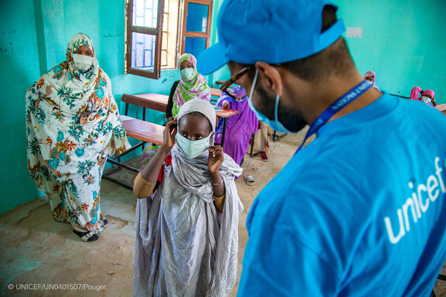 Una niña aprende a colocarse la mascarilla en una escuela de Nouakchott, la capital de Mauritania.